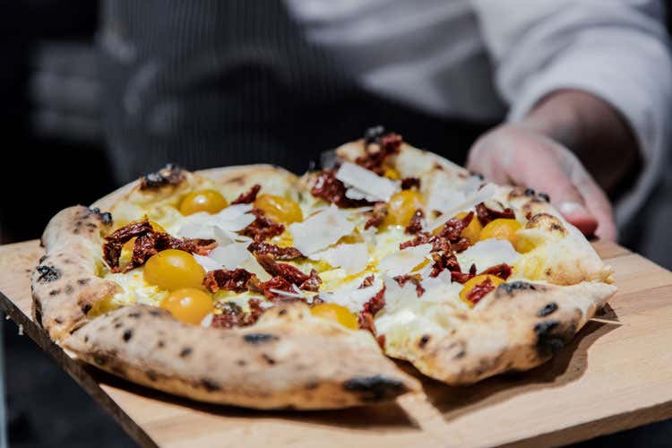 (L’oasi svizzera di Franco Pepe 
A Ginevra pizze come a Caiazzo)