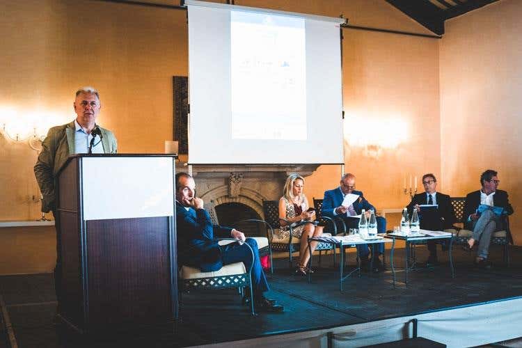 (L’olio Evo siciliano vuole cambiare passo 
Tecnologia e tradizione elementi centrali)