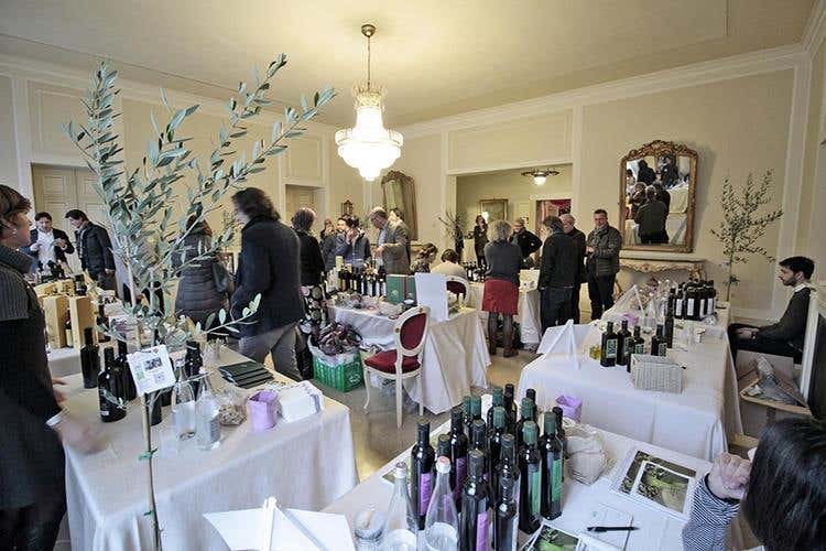 (L'olio italiano finalmente su un palco 
A Extralucca l'evo di qualità parla da sé)