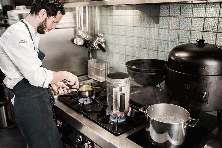 L'oliva in cucina con Marco Ambrosino grazie a Delizialy, una “guida” al gourmet