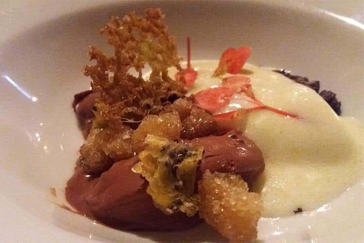 Cioccolato, sorbetto di olio extravergine, zenzero e kiwi - L'oliva in cucina con Marco Ambrosino grazie a Delizialy, una “guida” al gourmet