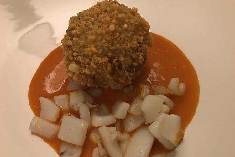 Il maiale va al mare - polpetta spezzata di Mora Romagnola, pop corn della sua pelle, guazzetto di calamari (La Biodinner di Della Vecchia e Corelli 
Quando il biologico è di alto livello)