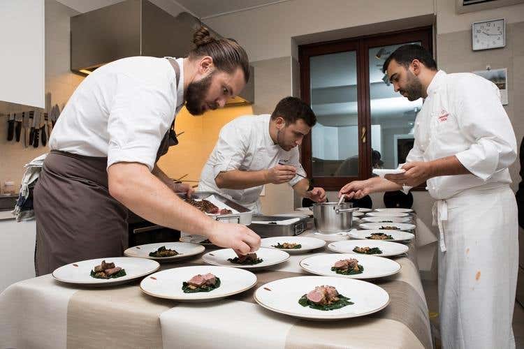 A sinistra Mikael Svensson, a destra Domenico Stile (La Bottarga Borealis “all’italiana” 
Un successo la cena con Stile e Svensson)