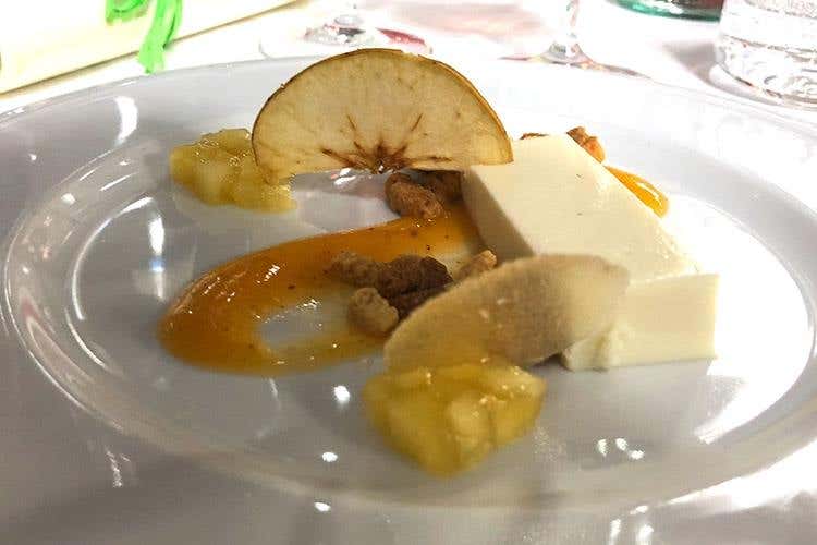 Panna cotta alla canapa, gelèe di mele, streusel di mais, cips di miele robinia e salsa cachi - Andrea Carrara e Mauro Milesi (La consapevolezza della Valle Brembana 
Tante eccellenze e la voglia di raccontarle)