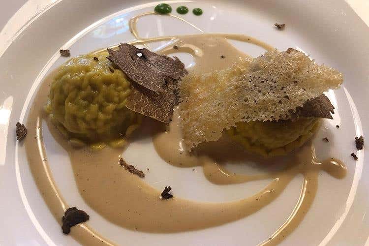 Ravioli di faraona e verze, crema al marsala e tartufo bianco (La cucina “di casa” del San Domenico 
rivive nei piatti di Massimiliano Mascia)