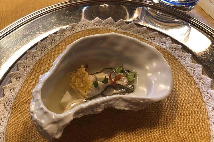 Ostrica al lime, brodo di prosciutto e Parmigiano Reggiano (La cucina “di casa” del San Domenico 
rivive nei piatti di Massimiliano Mascia)