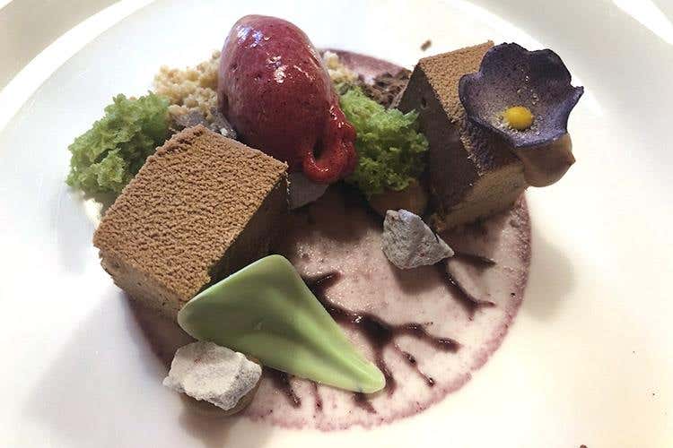 Barretta al cioccolato con sorbetto ai frutti rossi (La cucina “di casa” del San Domenico 
rivive nei piatti di Massimiliano Mascia)