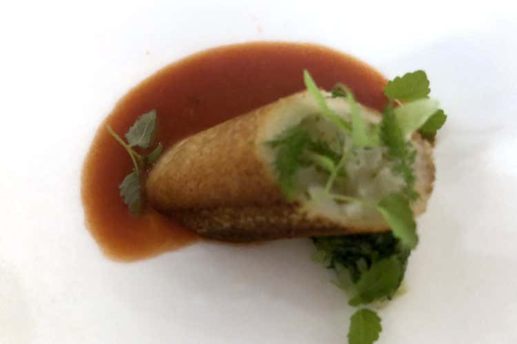 Cannolo pan brioche fatto in casa ripieno con tartare di seppia, olio, sale e finocchietto selvatico, battuto di scarola e germogli, salsa alla puttanesca (La cucina “giovane” del Moma 
Etica e primo bistrot stellato)