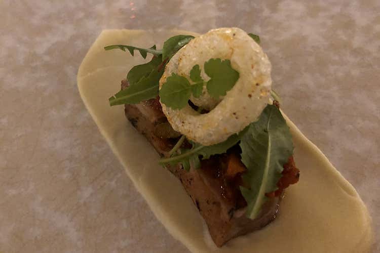 Ventresca di tonno rosso del Mediterraneo, spennellata di sedano rapa, porchetta, pomodoro, cotenna di maiale soffiata ed erbe di campo (La cucina “giovane” del Moma 
Etica e primo bistrot stellato)