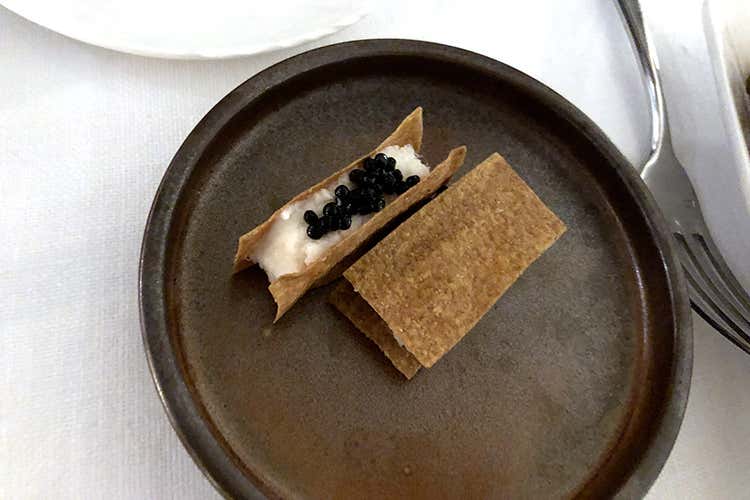 Cracker integrali con baccalà mantecato e uova di aringa (La cucina “giovane” del Moma 
Etica e primo bistrot stellato)
