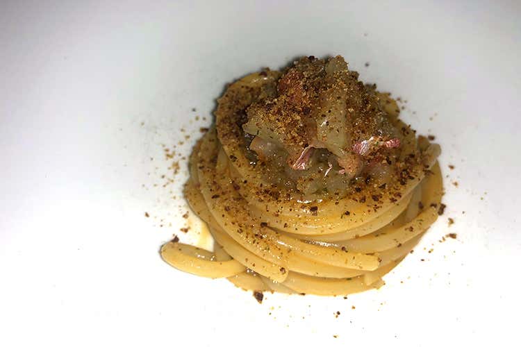 Spaghettone Monograno Felicetti, riduzione di triglia, tartare di triglia, pane aromatizzato alle erbe aromatiche, pomodoro, cipolla e olive (La cucina “giovane” del Moma 
Etica e primo bistrot stellato)