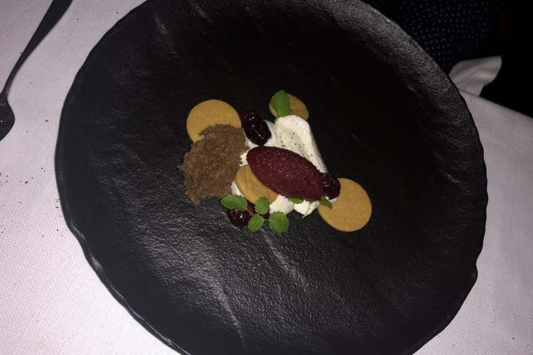 Interpretazione di ricotta e visciole: mousse di ricotta, visciole selvatiche, grattata di pepe, spugna di nocciole dei Monti Cimini e frolla (La cucina “giovane” del Moma 
Etica e primo bistrot stellato)