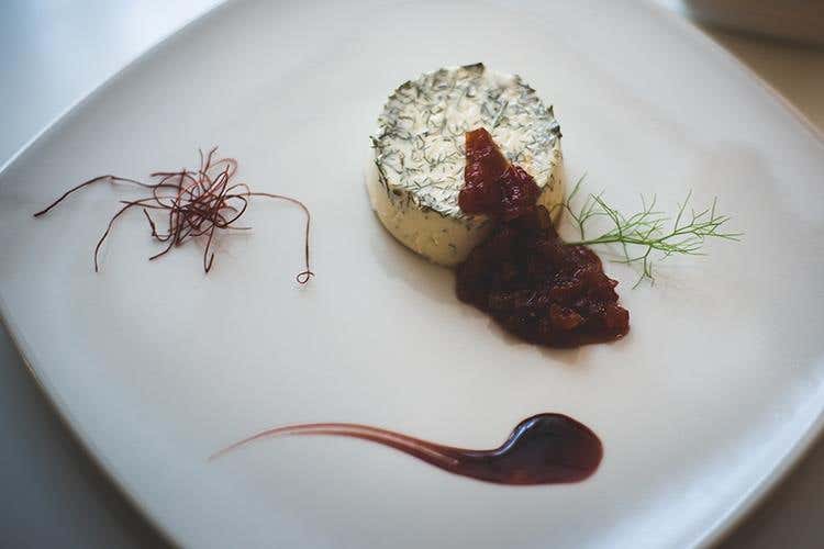Panna cotta al finocchietto selvatico, sambuca e coulis di pomodori