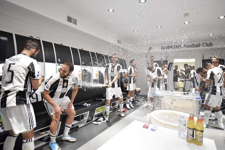 La Juventus entra nella leggenda Fiumi di Ferrari per il sesto scudetto
