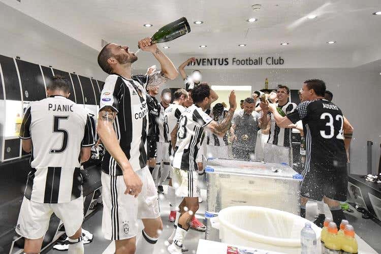 La Juventus entra nella leggenda Fiumi di Ferrari per il sesto scudetto