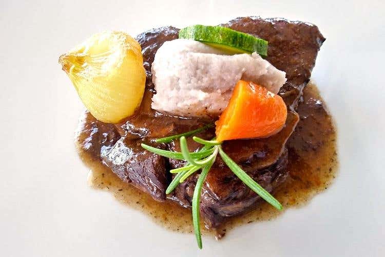 stracotto al Barolo con purè di patate viola e cipolline caramellate (La Langa nel piatto )
