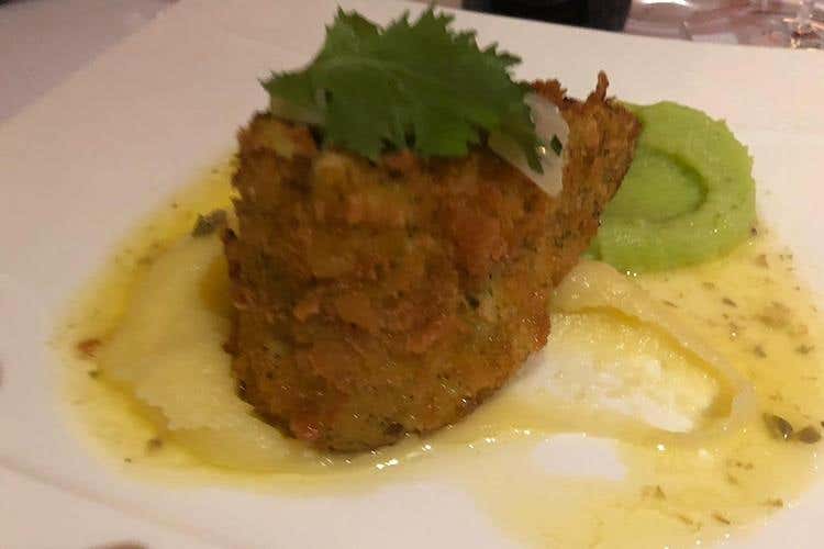 Sogliola fritta alle erbe, patate, salsa ai capperi e limone