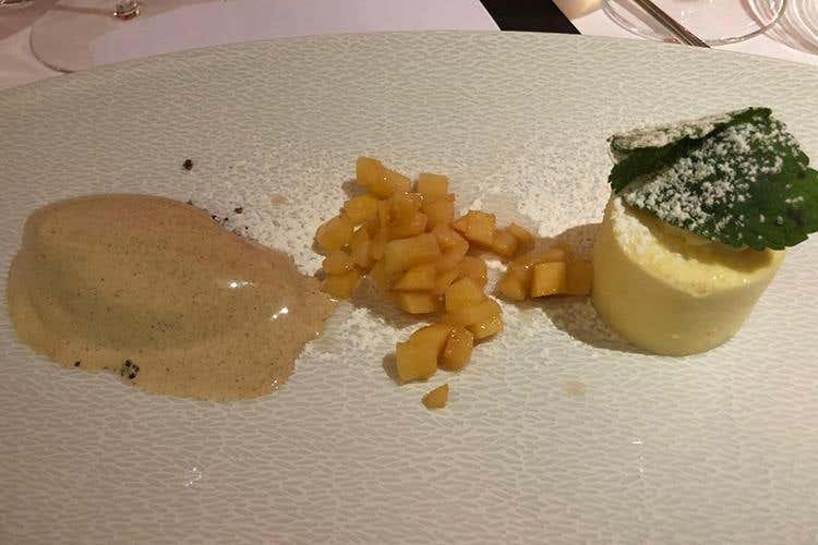 Tortino al cioccolato bianco, mela cotogna, gelato alla cannella