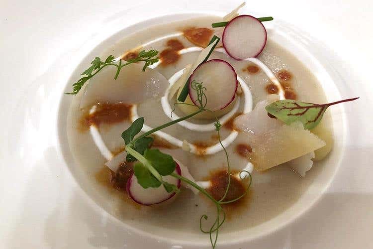 Capasanta appena scottata (La Sardegna di Luigi Pomata 
Sdoganatore del tonno in cucina)