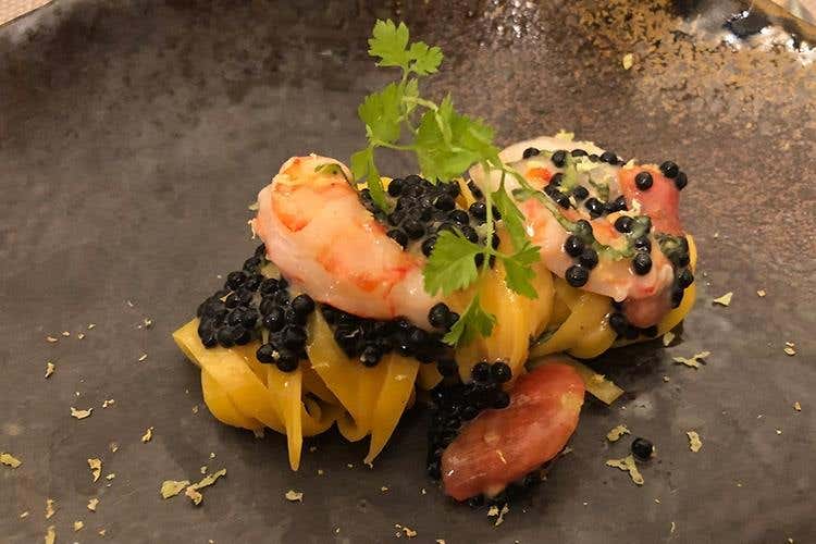 Tagliolini di pasta fresca con crudaiola di gamberi rossi (La Sardegna di Luigi Pomata 
Sdoganatore del tonno in cucina)