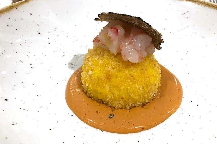 Arancina di riso e zafferano siciliano, liquido di caciocavallo crudo di gamberoni e la sua salsa (La Sicilia di Vincenzo Pinto 
fra tradizione e cucina gourmet)