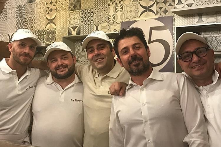 Davide Iannaco con la sua squadra (La Taverna a Milano 
3 milioni di pizze napoletane in 25 anni)