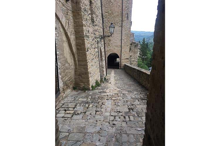 La Vallesina, un paradiso nel Marchigiano 
tra borghi storici e ristoranti tipici