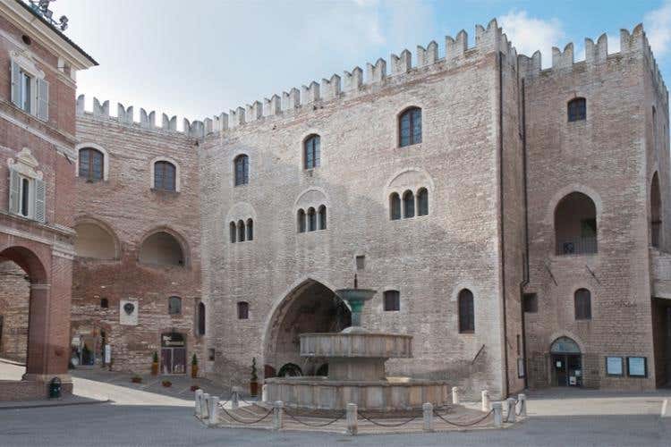 La Vallesina, un paradiso nel Marchigiano 
tra borghi storici e ristoranti tipici
