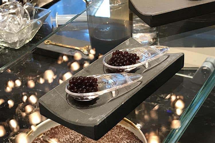 (Lavazza apre il flagship store a Milano 
Gobino cura l’accoppiata caffè-cioccolato)