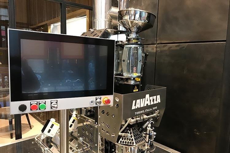 (Lavazza apre il flagship store a Milano 
Gobino cura l’accoppiata caffè-cioccolato)