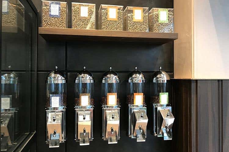 (Lavazza apre il flagship store a Milano 
Gobino cura l’accoppiata caffè-cioccolato)