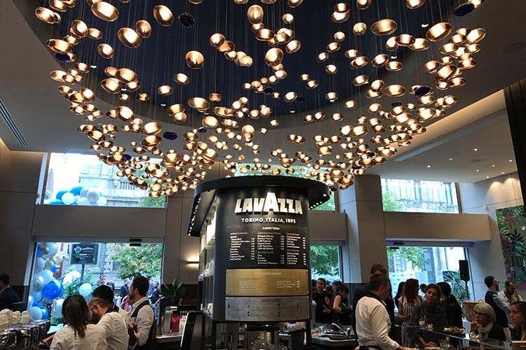 (Lavazza apre il flagship store a Milano 
Gobino cura l’accoppiata caffè-cioccolato)