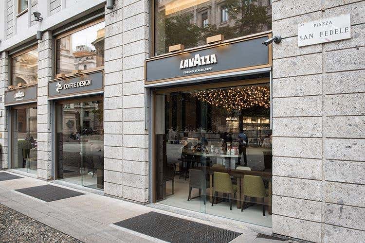 (Lavazza apre il flagship store a Milano 
Gobino cura l’accoppiata caffè-cioccolato)