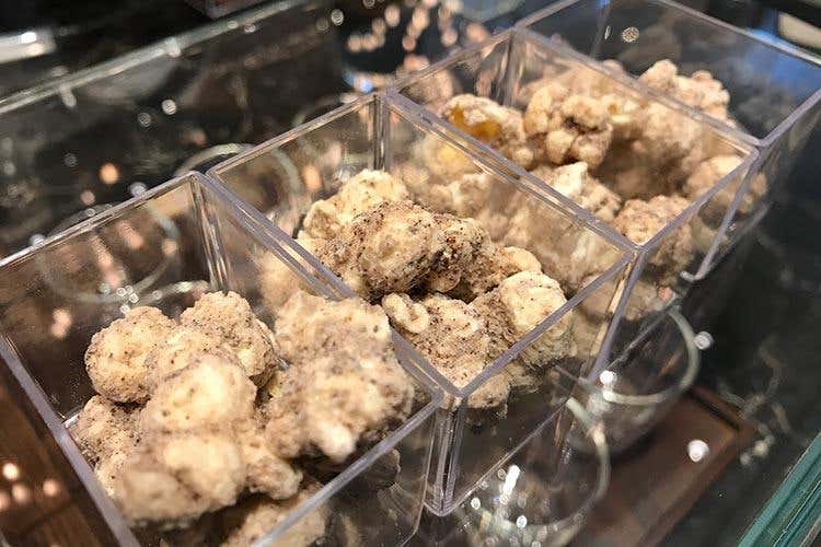 (Lavazza apre il flagship store a Milano 
Gobino cura l’accoppiata caffè-cioccolato)