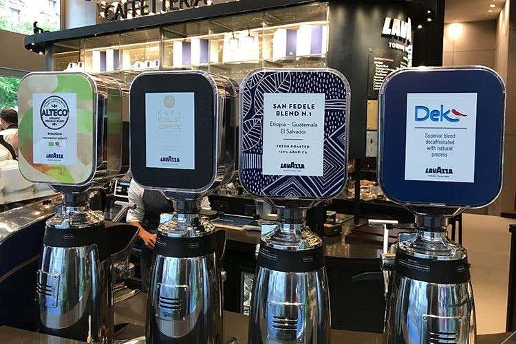 (Lavazza apre il flagship store a Milano 
Gobino cura l’accoppiata caffè-cioccolato)