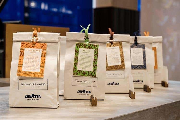 (Lavazza apre il flagship store a Milano 
Gobino cura l’accoppiata caffè-cioccolato)