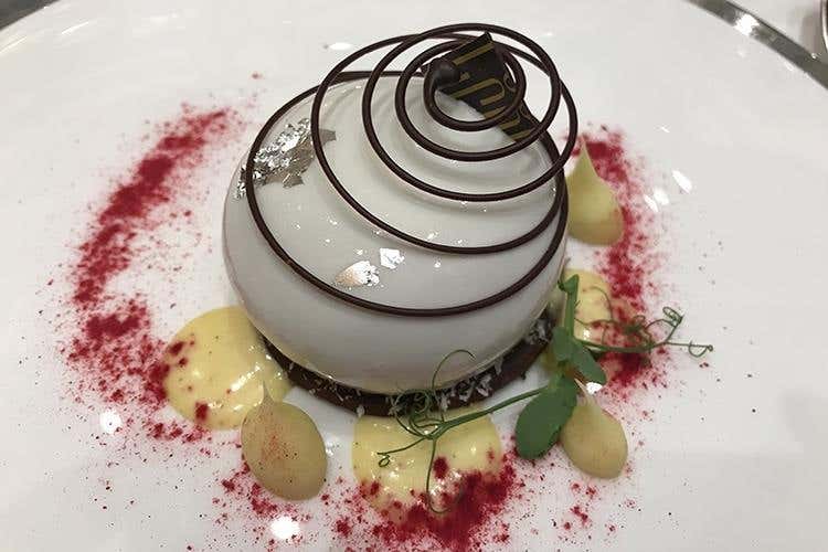 Cioccolato fondente, mango, yogurt, pralinato alle mandorle - Carlo Cracco (Le Soste, riconoscimenti e gran galà 
A Ezio Santin il Premio alla Carriera)