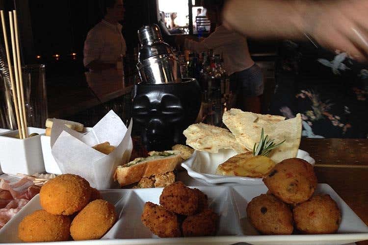 (Liquors, il posto del cuore 
Cocktail bar vicino al fiume)