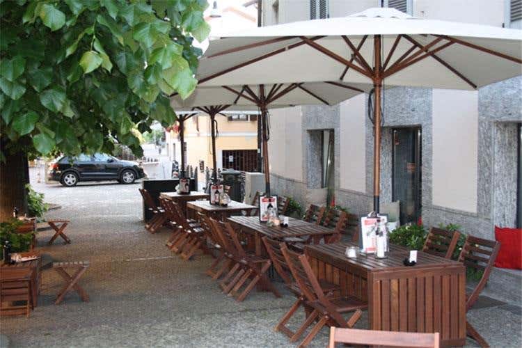 (Liquors, il posto del cuore 
Cocktail bar vicino al fiume)