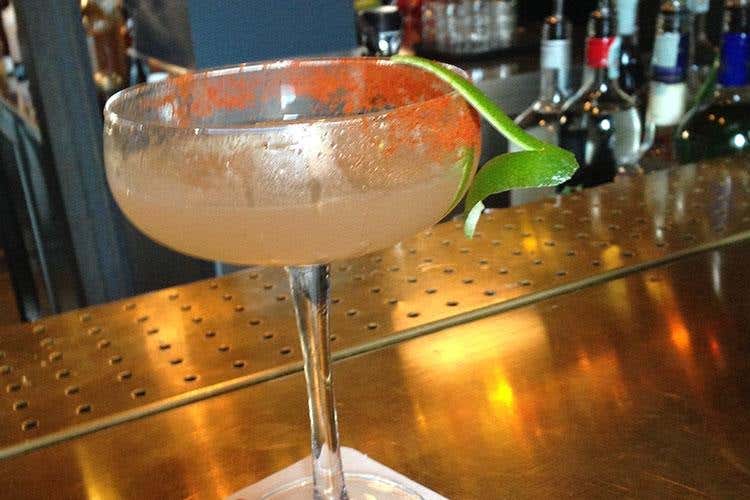 (Liquors, il posto del cuore 
Cocktail bar vicino al fiume)