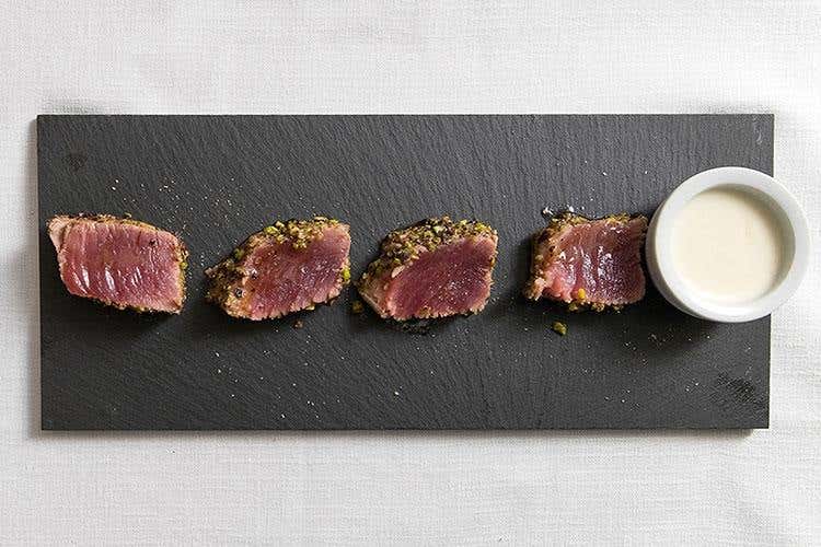 Tonno impanato al pistacchio con crema al pecorino romano (Lo Champagne Encry 
esaltato dal pesce di Giò)