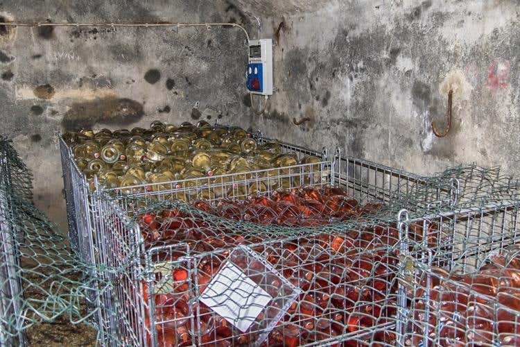(Lo spumante nelle miniere di talco 
In Val Germanasca una cantina naturale)