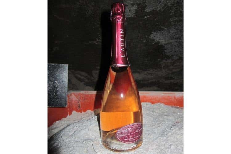 (Lo spumante nelle miniere di talco 
In Val Germanasca una cantina naturale)