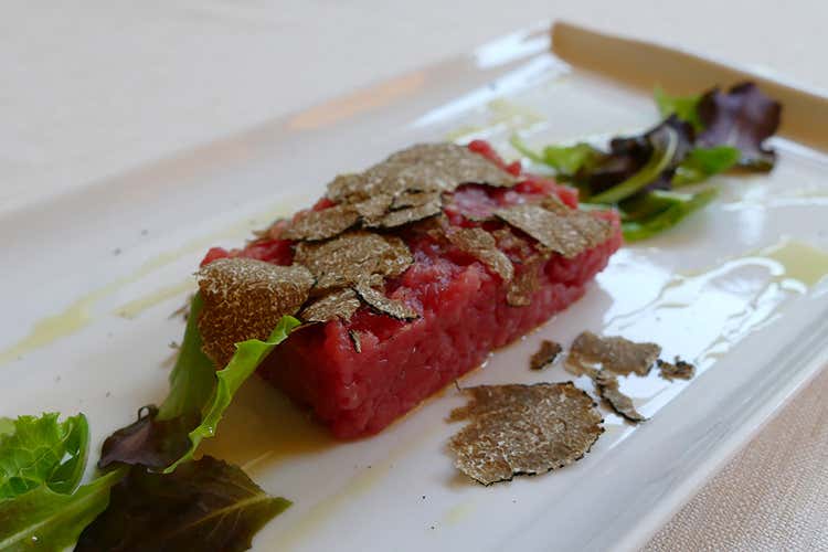 Battuta al coltello di razza piemontese con tratufo nero (Locanda del Prof, Ferrondi mette 
nel piatto le lumache di Cherasco)