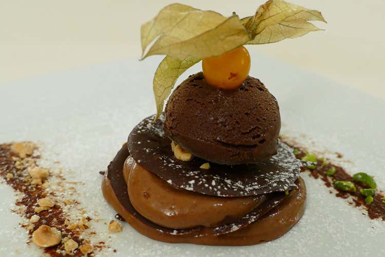 Degustazione di cioccolato fondente (Locanda del Prof, Ferrondi mette 
nel piatto le lumache di Cherasco)