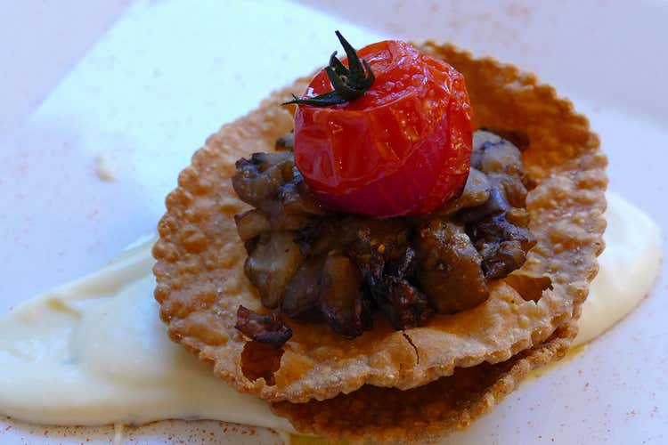 Millefoglie di melanzane con robiola di cherasco(Locanda del Prof, Ferrondi mette 
nel piatto le lumache di Cherasco)