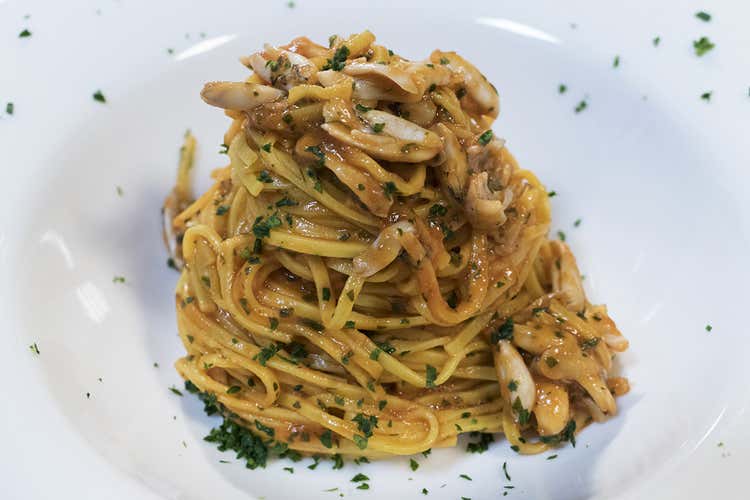 Tagliolini con ragù di rane (Locanda del Prof, Ferrondi mette 
nel piatto le lumache di Cherasco)
