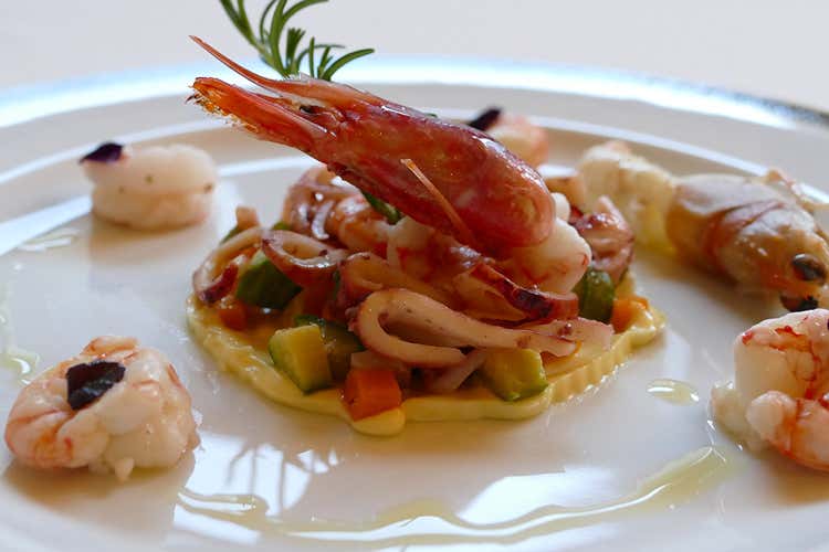 Gamberi e pescato (Locanda del Prof, Ferrondi mette 
nel piatto le lumache di Cherasco)