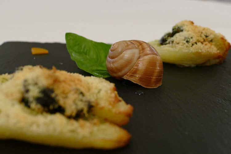 Patata di valdieri con chiocciola metodo cherasco (Locanda del Prof, Ferrondi mette 
nel piatto le lumache di Cherasco)