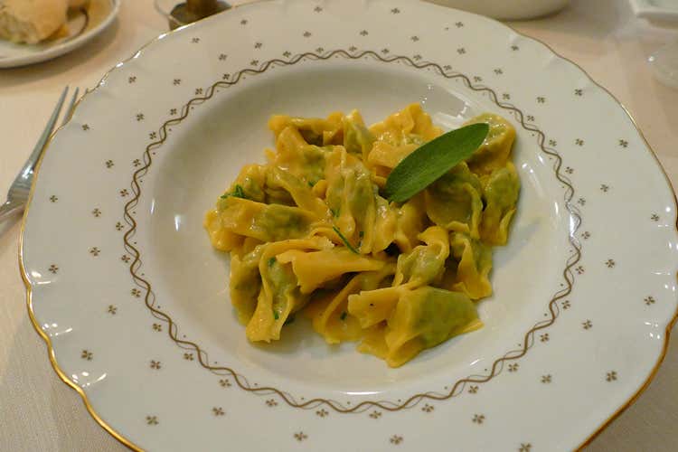 Ravioli del plin ai tre arrosti (Locanda del Prof, Ferrondi mette 
nel piatto le lumache di Cherasco)